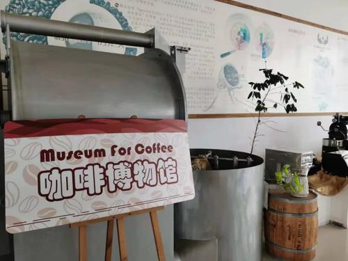 展台上放满了金捷成咖啡工厂生产的产品:咖啡系列,斯里兰卡红茶系列